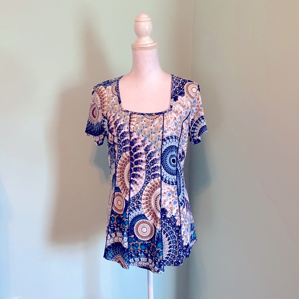 Sami & Jo Stylish - Medium - Geometric lightweight short sleeve top